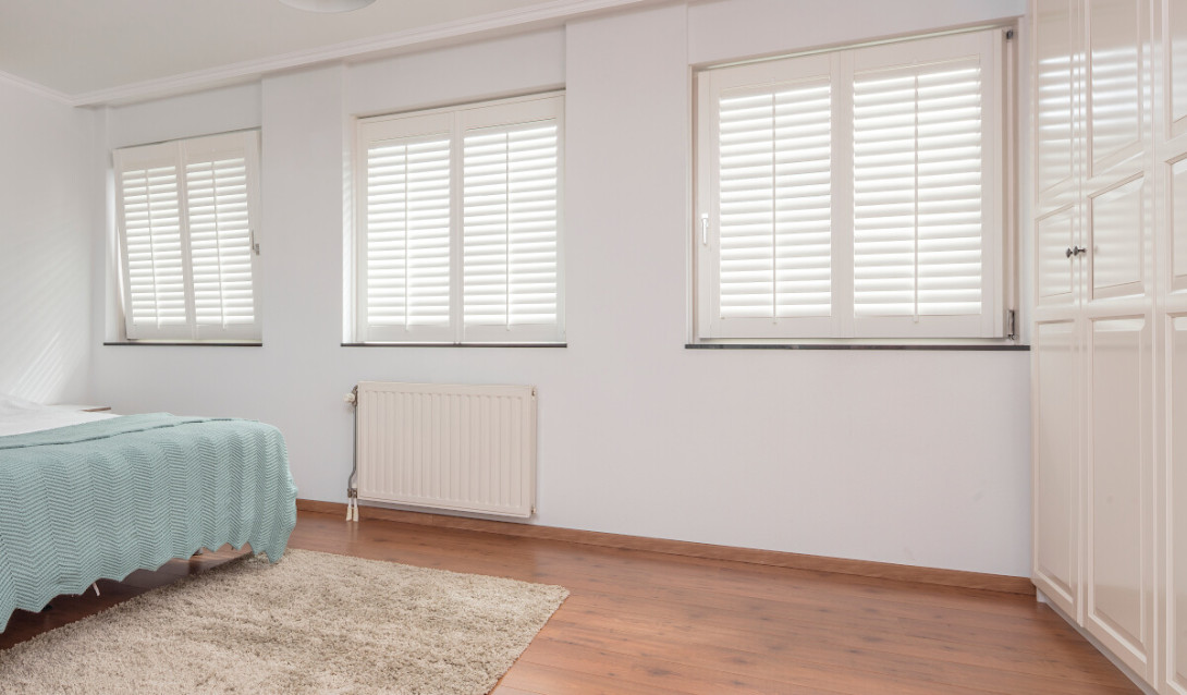  Draaikiepramen met witte shutters slaapkamer impressie