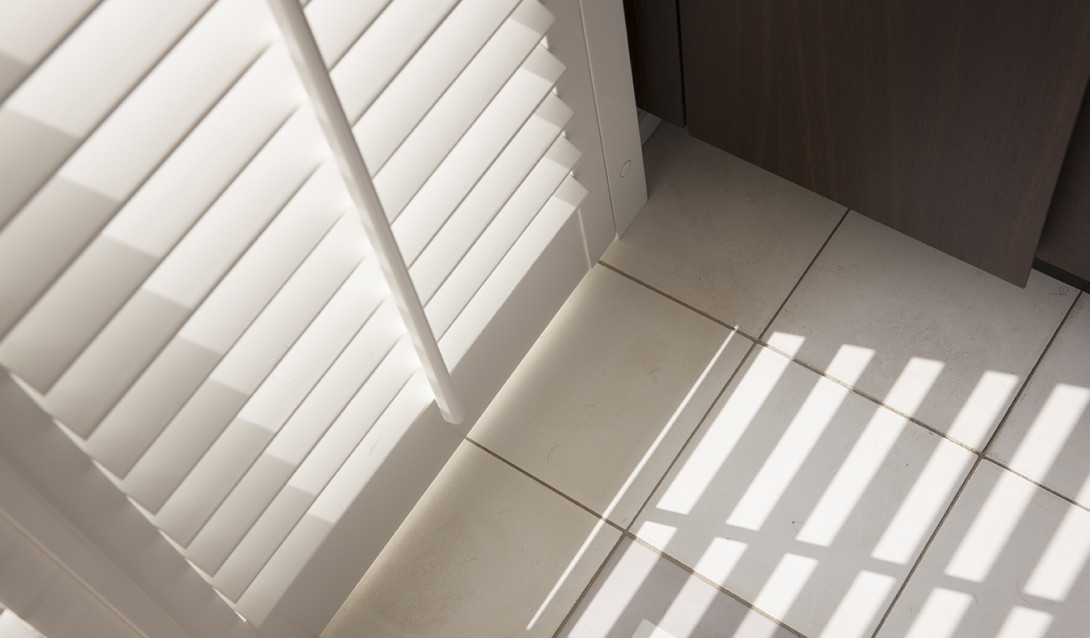 Shutters wit voordeur licht en schaduw.jpg