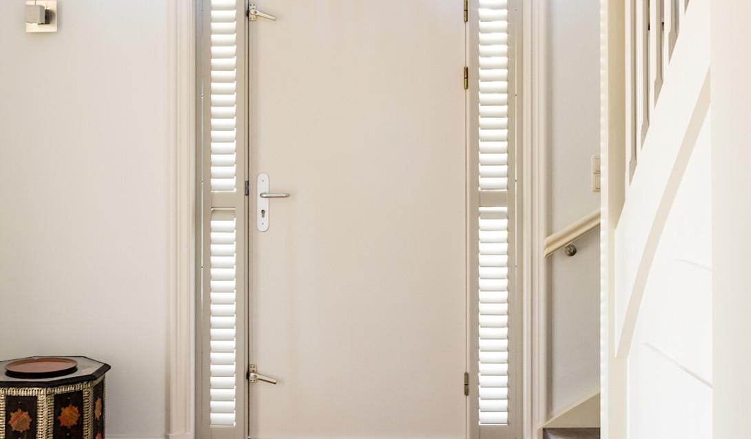 shutters silentview voordeur in de hal smalle ramen blog impressie vtwonen
