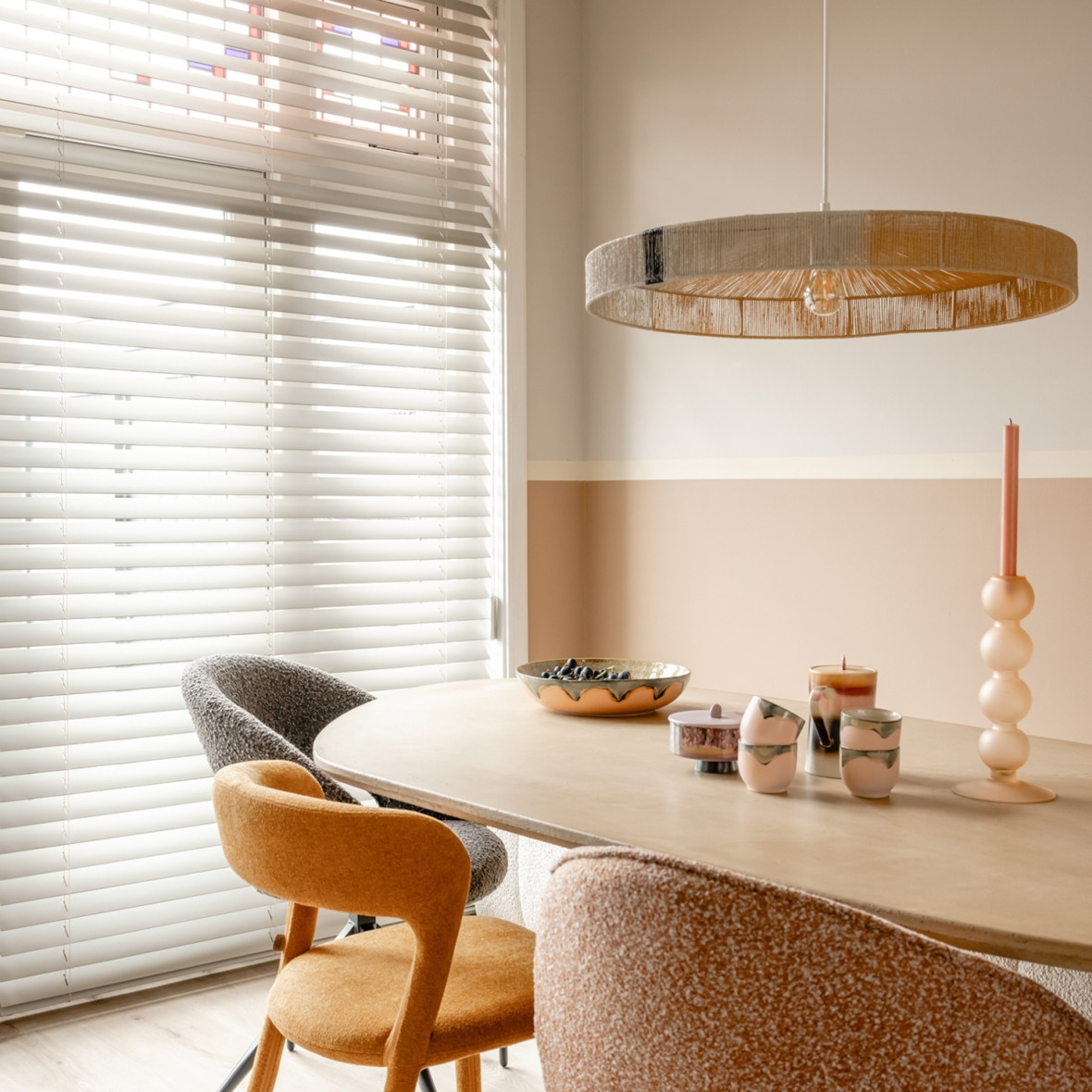 78-vtwonen-Castricum-eetkamer-jaloezieën-halfopen-glasinlood-creamgrey-0452