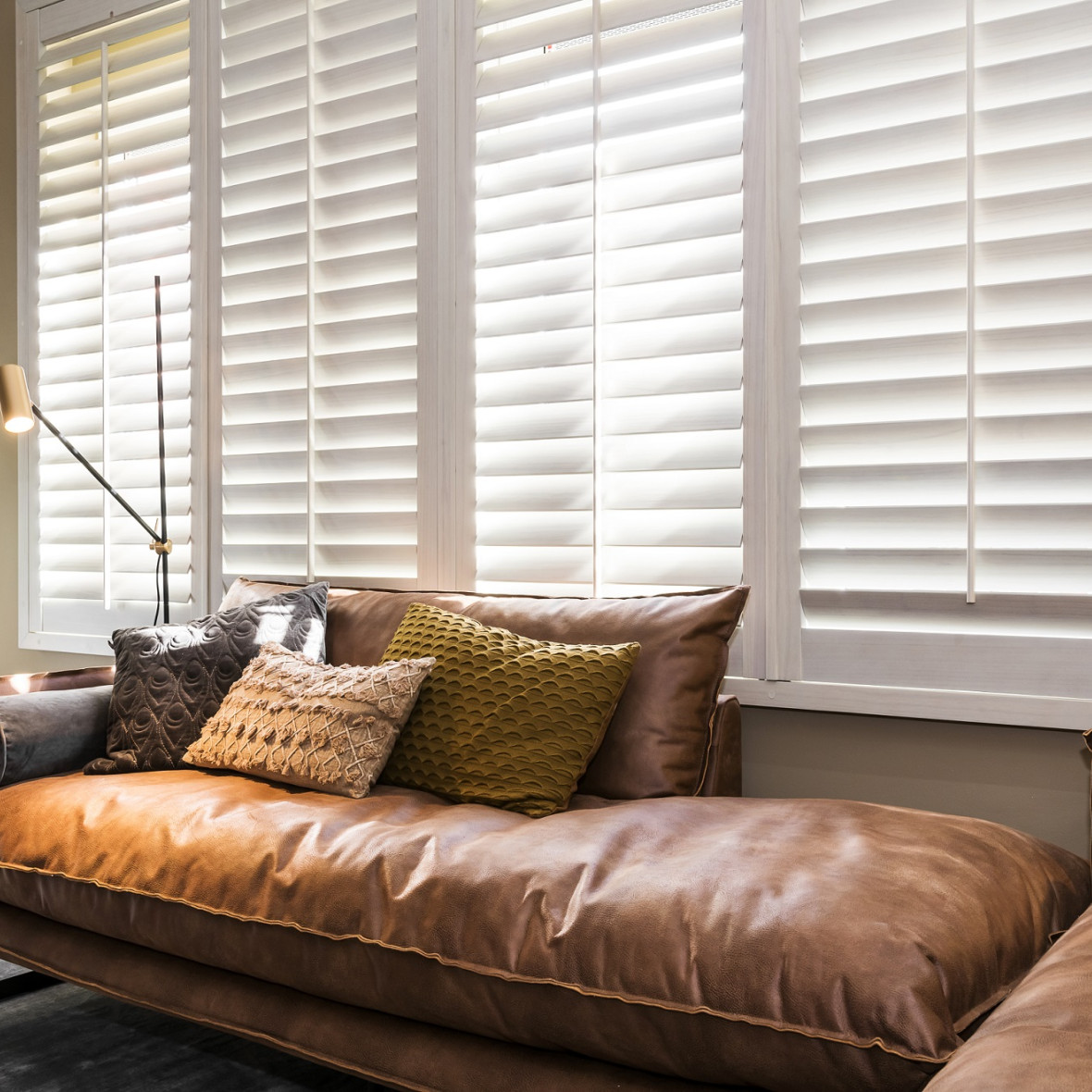 Witte shutters van JASNO in de woonkamer