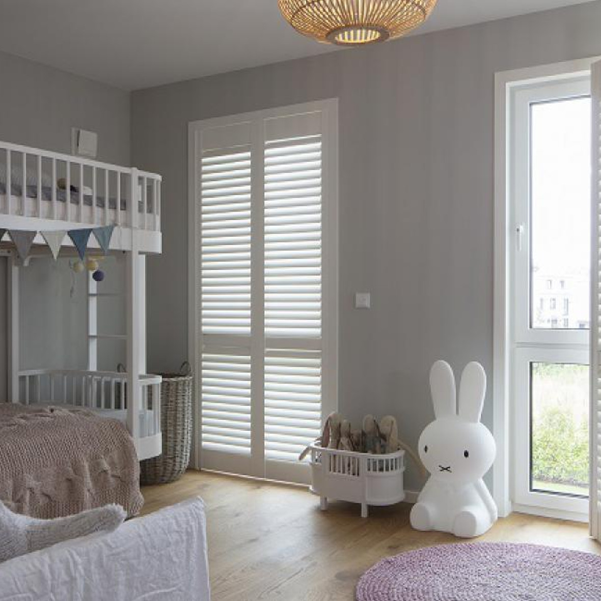 slaapkamer shutters met grote hangende lamp