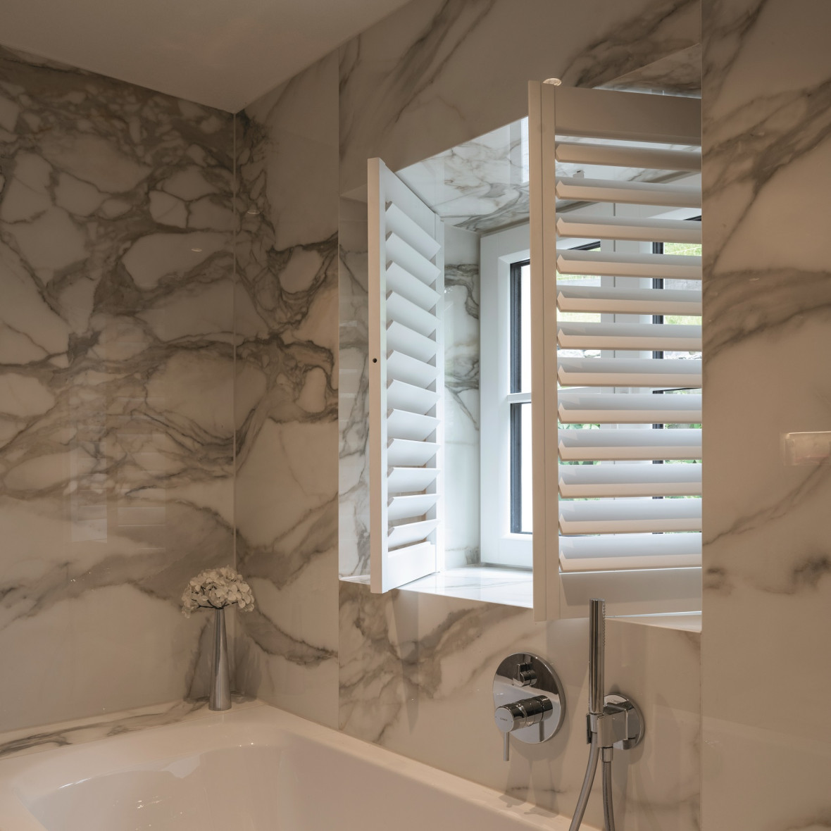 witte shutters badkamer bad kunststof