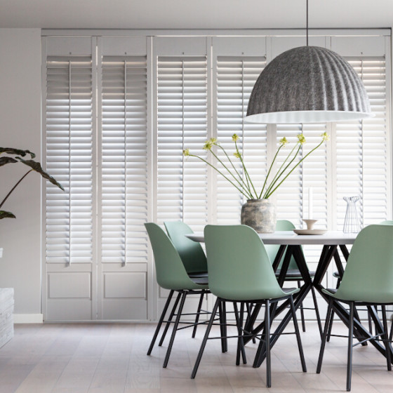  Witte shutters woonkamer raised panel overview vtwonen