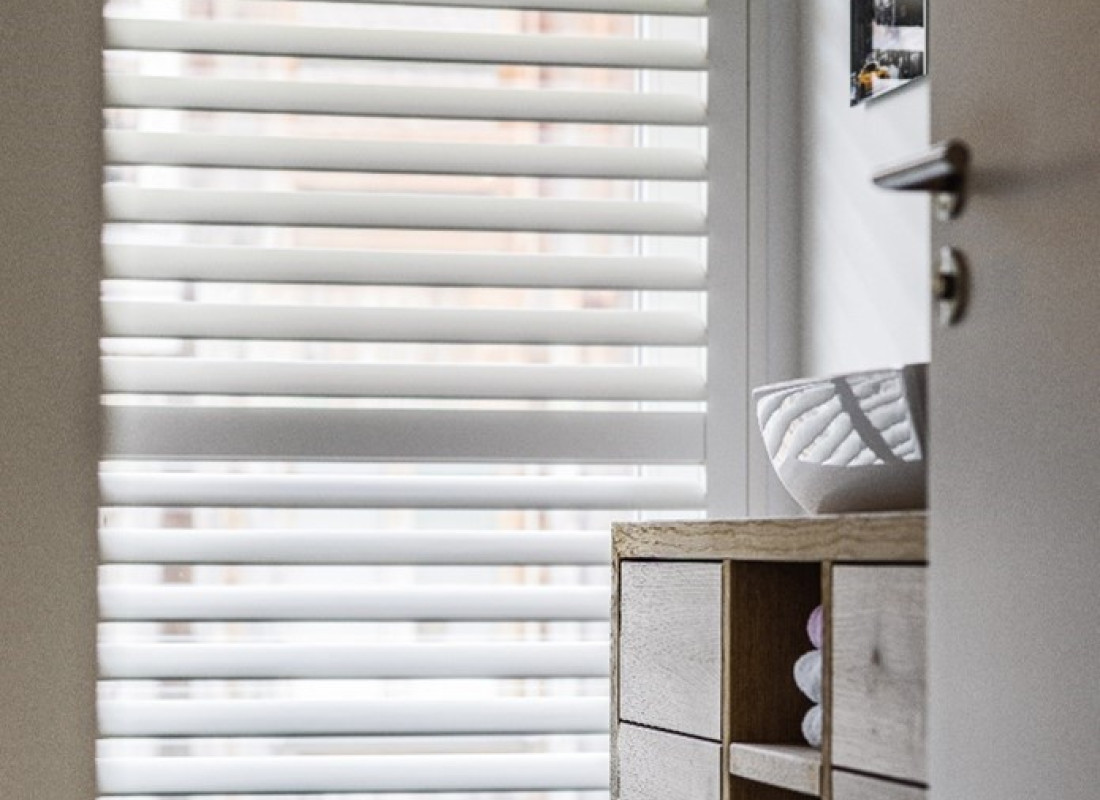 Witte shutters badkamer paneel