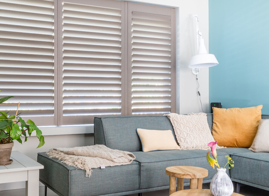 shutters woonkamer brown grey silentview blog vtwonen impressie